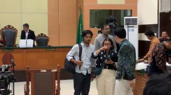 Orang Tua Fatia KontraS Meninggal Dunia, Sidang Kasus Lord Luhut Mendadak Disetop Hakim