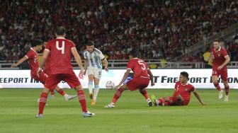 Pemain Timnas Argentina Julian Alvarez mencoba melewati pemain Timnas Indonesia pada laga FIFA Matchday di Stadion Utama Gelora Bung Karno, Senayan, Jakarta, Senin (19/6/2023) malam. [Suara.com/Dwi Bowo Raharjo]