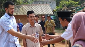 Potret Primus Yustisio Ngaji di KRL, Gaya Merakyat di Tengah Sorotan Tunjangan Fantastis DPR