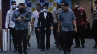 Menteri Pertanian Syahrul Yasin Limpo (tengah) berjalan keluar usai menjalani pemeriksaan di Gedung ACLC KPK, Jakarta, Senin (19/6/2023). [Suara.com/Alfian Winanto]