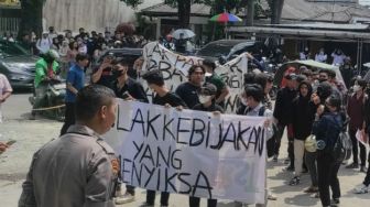 3 Mahasiwa UNPRI Dipecat Usai Demo Tolak Parkir Berbayar di Kampus