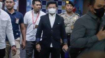 Menteri Pertanian Syahrul Yasin Limpo (tengah) berjalan keluar usai menjalani pemeriksaan di Gedung ACLC KPK, Jakarta, Senin (19/6/2023). [Suara.com/Alfian Winanto]