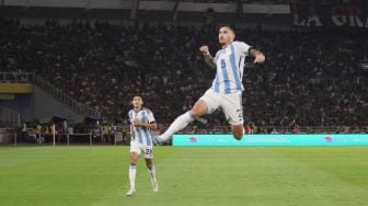 Pemain Timnas Argentina Leandro Paredes melakukan seleberasi usai mencetak gol ke gawang Timnas Indonesia pada laga FIFA Matchday di Stadion Utama Gelora Bung Karno, Senayan, Jakarta, Senin (19/6/2023) malam. [Suara.com/Dwi Bowo Raharjo]