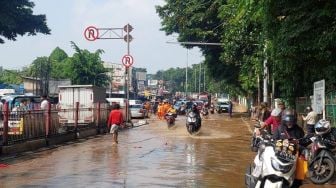 Banjir di Jalan Hek Kramat Jati Kiriman Bogor, Pemprov DKI Kerahkan Mobil Pompa ke Lokasi