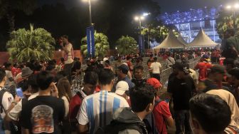 Membludak Jelang Laga Timnas Indonesia vs Argentina, Ribuan Penonton Mengular di SUGBK