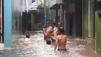 Kali Ciliwung Meluap, Permukiman Kebon Pala Banjir hingga 1,5 Meter