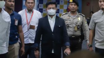 Menteri Pertanian Syahrul Yasin Limpo (tengah) berjalan keluar usai menjalani pemeriksaan di Gedung ACLC KPK, Jakarta, Senin (19/6/2023). [Suara.com/Alfian Winanto]