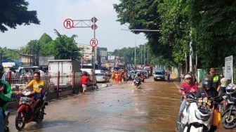 Simpang Hek Kramat Jati Langganan Banjir, Pemprov DKI Bakal Tinggikan Tanggul Kali Baru