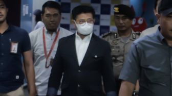 Menteri Pertanian Syahrul Yasin Limpo (tengah) berjalan keluar usai menjalani pemeriksaan di Gedung ACLC KPK, Jakarta, Senin (19/6/2023). [Suara.com/Alfian Winanto]