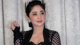 Dewi Perssik Beri Pesan Pedas untuk Calon Istri Angga Wijaya: Lu Itu Nggak Diajak