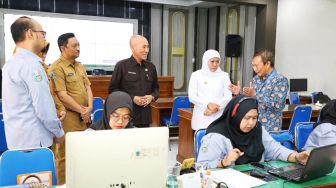 Khofifah Tinjau Posko Pelayanan PPDB SMA dan SMK Negeri di UPT TIKP Jatim