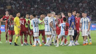 Seorang suporter mengenakan jersey Timnas Indonesia dan Argentina masuk ke dalam lapangan Stadion Utama Gelora Bung Karno (SUGBK), Senayan, Jakarta, Senin (19/6/2023). [Suara.com/Dwi Bowo Raharjo]