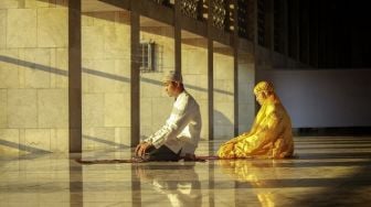 Bacaan Sholat Lengkap dari Niat hingga Salam