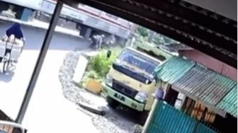 Detik-detik Pengendara Motor Nyaris Tertabrak Kereta Api di Perlintasan Tanpa Palang Pintu