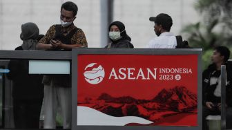 Penumpang memakai masker saat menunggu bus Transjakarta di Halte Bundaran HI, Jakarta, Rabu (21/6/2023). [Suara.com/Alfian Winanto]