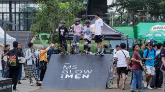 Para Skateboarder melakukan aksi saat peringatan Go Skateborading Day Jakarta di Cibis Park, Jakarta Selatan, Rabu (21/06/2023). [Suara.com/Alfian Winanto]