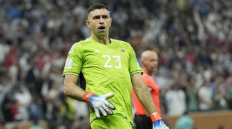 CEK FAKTA: Emiliano Martinez Puji Lemparan Maut Pratama Arhan: Di Piala Dunia Pun Gak Ada yang Seperti Itu!