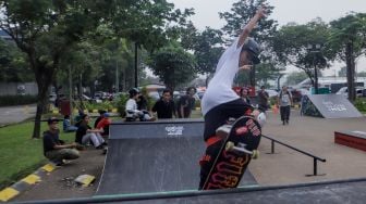 Para Skateboarder melakukan aksi saat peringatan Go Skateborading Day Jakarta di Cibis Park, Jakarta Selatan, Rabu (21/06/2023). [Suara.com/Alfian Winanto]