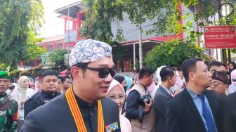 Ridwan Kamil Iseng Rekam Sepasang Kekasih di Lampu Merah, Ujungnya Ditodong Jadi Saksi Nikah