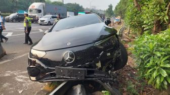 Klaim Tak Temukan Abnormalitas, Mobil Mercy Listrik Seruduk Pembatas Jalan Tol JORR Murni Kecelakaan