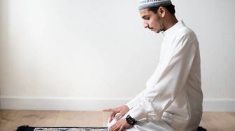 LENGKAP! Bacaan Sholat Sampai Salam: Niat, Takbir, Sujud Hingga Salam