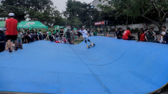 Para Skateboarder melakukan aksi saat peringatan Go Skateborading Day Jakarta di Cibis Park, Jakarta Selatan, Rabu (21/06/2023). [Suara.com/Alfian Winanto]