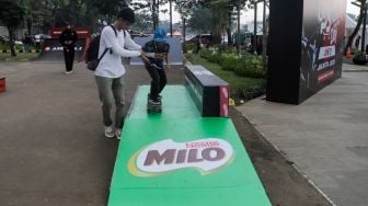 Para Skateboarder melakukan aksi saat peringatan Go Skateborading Day Jakarta di Cibis Park, Jakarta Selatan, Rabu (21/06/2023). [Suara.com/Alfian Winanto]