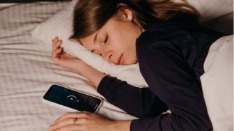 Tidur dengan Lampu Menyala Bikin Berat Badan Naik, Kok Bisa?