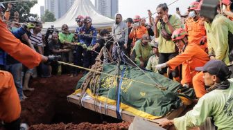 Prosesi pemakaman Muhammad Fajri, pria obesitas 300 kg di Taman Pemakaman Umum (TPU) Menteng Pulo, Jakarta, Kamis (22/6/2023). [Suara.com/Alfian Winanto]