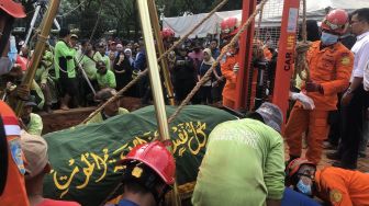 Pakai Pulley System, Puluhan Orang Berjibaku Turunkan Jenazah Fajri Pria Obesitas Berbobot 300 Kg ke Liang Lahat