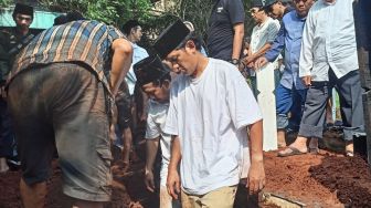 Jenazah Ayah Ibnu Jamil Ditumpuk Satu Liang Lahat dengan Adik