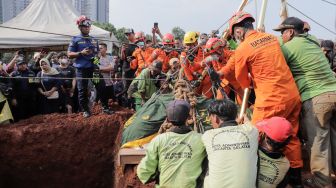 Prosesi pemakaman Muhammad Fajri, pria obesitas 300 kg di Taman Pemakaman Umum (TPU) Menteng Pulo, Jakarta, Kamis (22/6/2023). [Suara.com/Alfian Winanto]