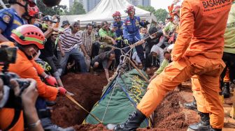 Prosesi pemakaman Muhammad Fajri, pria obesitas 300 kg di Taman Pemakaman Umum (TPU) Menteng Pulo, Jakarta, Kamis (22/6/2023). [Suara.com/Alfian Winanto]