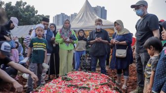 Prosesi pemakaman Muhammad Fajri, pria obesitas 300 kg di Taman Pemakaman Umum (TPU) Menteng Pulo, Jakarta, Kamis (22/6/2023). [Suara.com/Alfian Winanto]