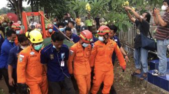 Dimasukkan ke Liang Kubur Pakai Forklit, Pemakaman Fajri Pria Berbobot 300 Kg Berlangsung Dramatis