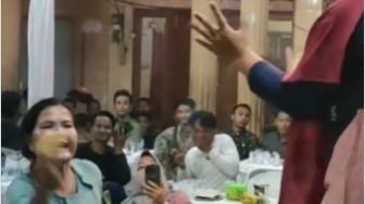 Viral Emak-emak Kesal hingga Lempar Pisang ke Wanita yang Asyik Berjoget, Diduga Gegara Tak Bayar Utang