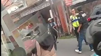 Polisi Ditantang Preman Duel Sambil Bawa Samurai, Netizen Geregetan: Gak Bawa Pistol?