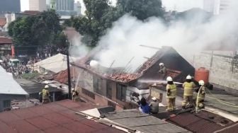 Indekos di Cawang Ludes Terbakar, Api Terlihat saat Warga Kumpul di Pos RW