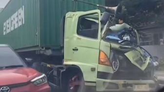 Sopir Diduga Mengantuk, Truk Trailer di Penjaringan Ringsek Usai Nabrak Bokong Truk Lainnya