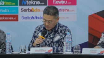 Komisaris Iwa Sukresno Karunia memberikan pemaparan saat Rapat Umum Pemegang Saham (RUPS) PT Arkadia Digital Media Tbk, di Jambuluwuk Thamrin Hotel, Jakarta, Jumat (23/6/2022). [Suara.com/Alfian Winanto]