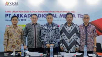 dari kiri ke kanan: Jajaran Direksi PT Arkadia Digital Media Tbk, Komisaris Independen Ariyo Ali Suprapto, Komisaris Utama Stephen Kurniawan, Komisaris Iwa Sukresno Karunia, Direktur Utama Suwarjono dan Direktur Fastabiqul Khair Algatot berfoto bersama usai menggelar Rapat Umum Pemegang Saham (RUPS) di Jambuluwuk Thamrin Hotel, Jakarta, Jumat (23/6/2022). [Suara.com/Alfian Winanto]