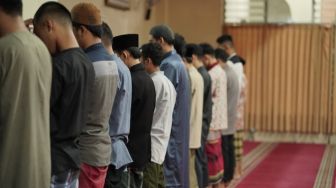 Mana yang Benar, Sholat Idul Adha di Masjid atau Lapangan?