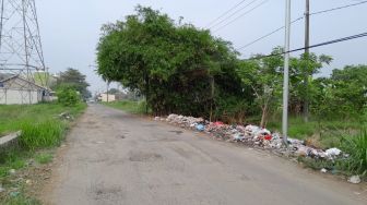 Warga Bendung Keluhkan Sampah Menumpuk di Pinggir Jalan