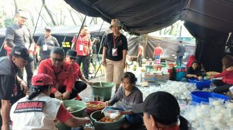 Sebelum Hadiri Peringatan Puncak BBK, Sekjen PDIP Sarapan Bareng Wartawan di Dapur Umum Baguna