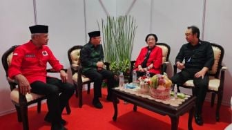 Ikut Hadir di Acara Puncak Bulan Bung Karno, Begini Gaya Ganjar Duduk Bersama Megawati hingga Mardiono PPP