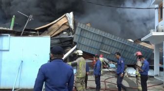 Asap Membumbung, 5 Gudang Mainan Anak dan Karpet di Kosambi Tangerang Ludes Terbakar