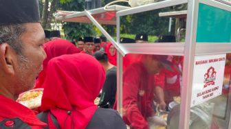 Kader PDIP Serbu Booth UMKM di Acara Puncak Bulan Bung Karno 2023 di GBK