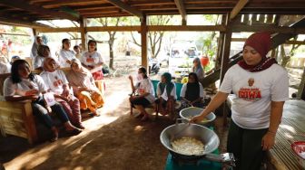 Ciptakan Peluang Bisnis untuk Bantu Ekonomi Keluarga Lewat Pelatihan Membuat Keripik Singkong