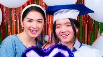 5 Potret Angel Karamoy Hadiri Wisuda Anak, Duduk Berdampingan dengan Mantan Suami