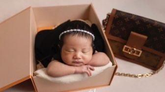 Dikelilingi Barang Mewah, Intip 6 Pemotretan Newborn Anak Kedua Kesha Ratuliu